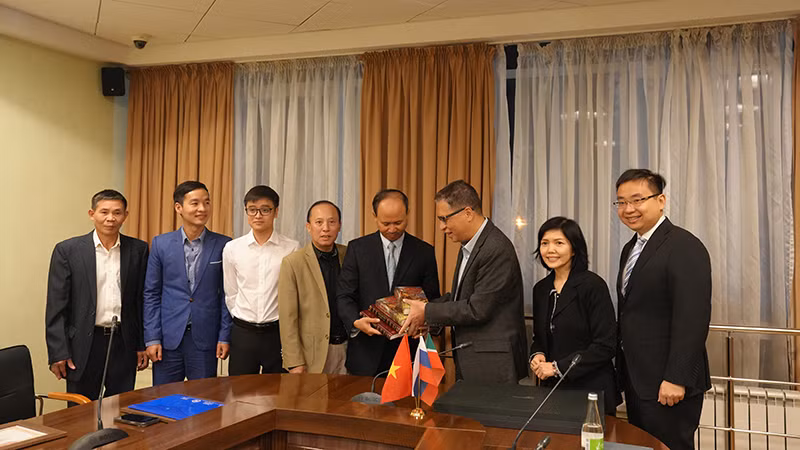Đại sứ Đặng Minh Khôi trao tặng sách đại diện cộng đồng người Việt Nam tại Kazan. (Ảnh: XUÂN HƯNG)