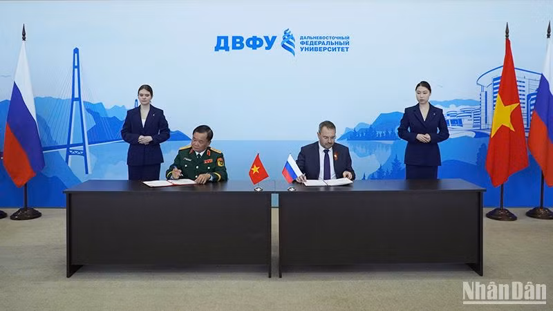 Hai Trưởng đoàn ký biên bản phiên họp. 