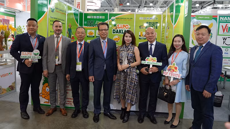 Đại sứ Đặng Minh Khôi và đại diện Bộ Công thương chụp ảnh lưu niệm tại gian hàng Việt Nam tại Hội chợ quốc tế về thực phẩm đồ uống Worldfood Moscow 2024. (Ảnh: XUÂN HƯNG)