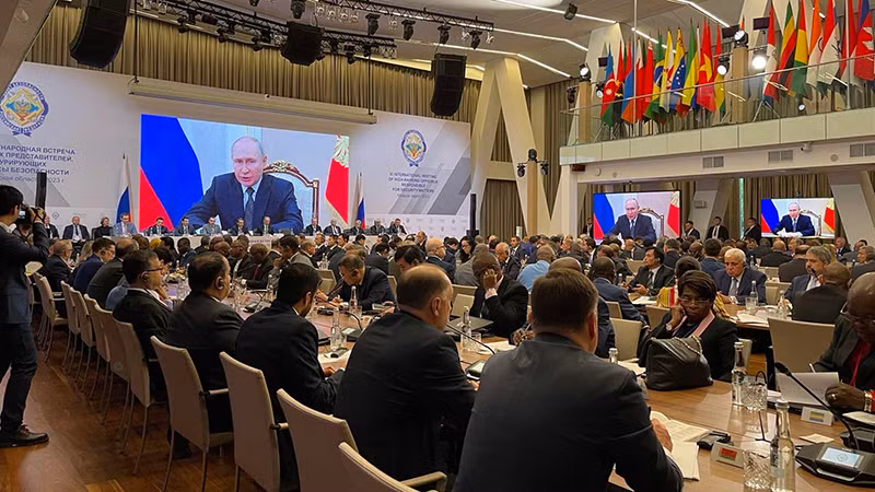 Tổng thống Nga Vladimir Putin phát biểu trực tuyến chào mừng các đại biểu tham dự hội nghị.