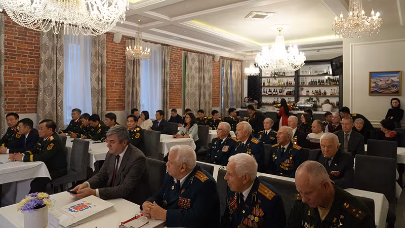 Các đại biểu tham dự cuộc gặp tri ân tại thành phố Saint Petersburg ngày 14/11. (Ảnh: XUÂN HƯNG)