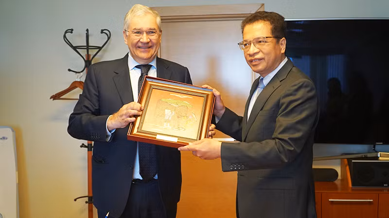 Đại sứ Đặng Minh Khôi (bên phải) tặng Tổng Giám đốc VGTRK Oleg Dobrodeyev quà lưu niệm. (Ảnh: Xuân Hưng)