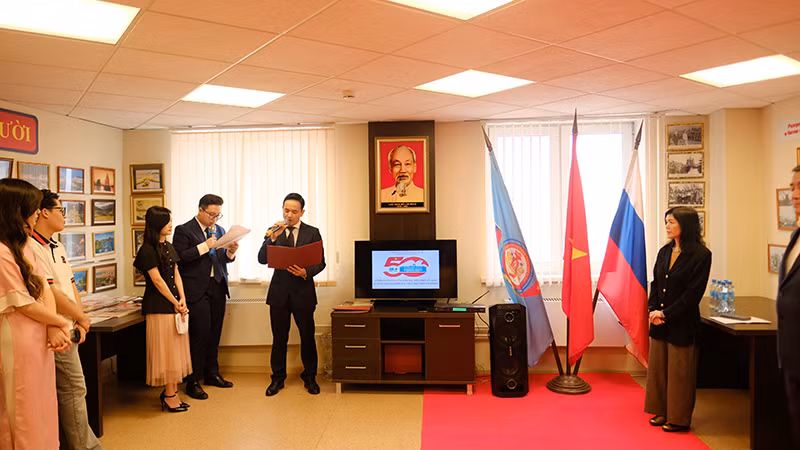 Chủ tịch Hội người Việt tại tỉnh Sverdlovsk Lê Thành Độ phát biểu.