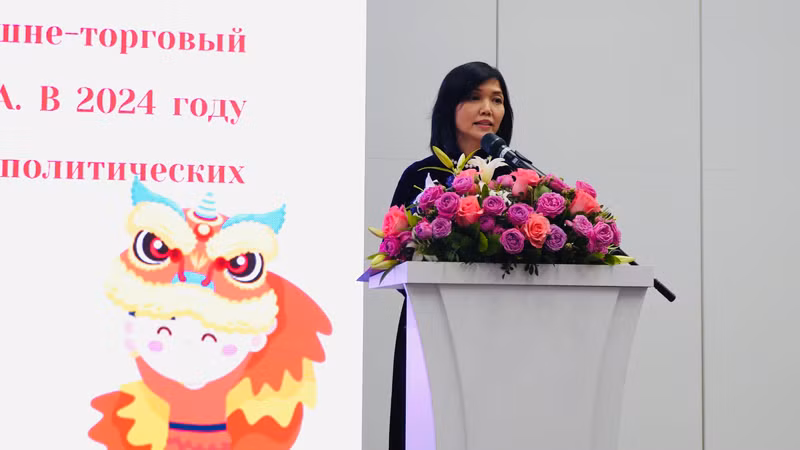 Tổng lãnh sự Việt Nam tại Ekaterinburg Nguyễn Mai Hường phát biểu. (Ảnh: XUÂN HƯNG)