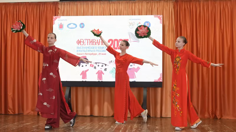 Các em học sinh trường 488 biểu diễn điệu múa Việt Nam. (Ảnh: XUÂN HƯNG)