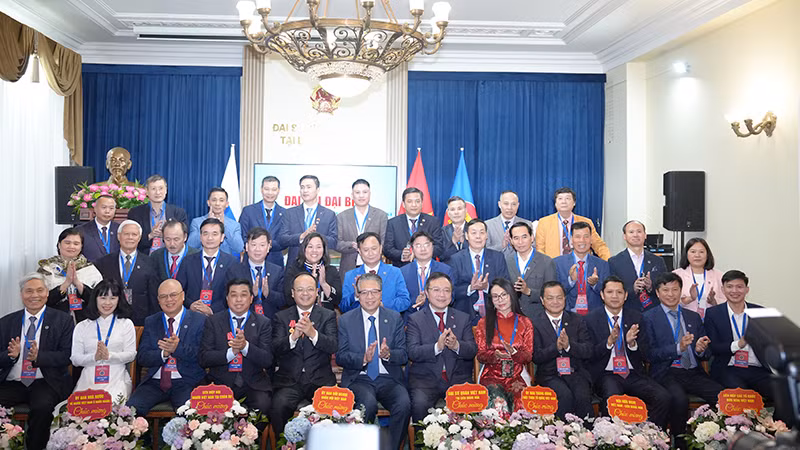Ra mắt Đoàn Chủ tịch, Ban Thường vụ Liên hiệp các tổ chức người Việt Nam tại Liên bang Nga. Ra mắt Đoàn Chủ tịch, Ban Thường vụ Liên hiệp các tổ chức người Việt Nam tại Liên bang Nga.