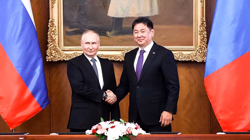 Tổng thống Nga Vladimir Putin và người đồng cấp Mông Cổ Ukhnaagiin Khurelsukh. (Ảnh KREMLIN.RU)