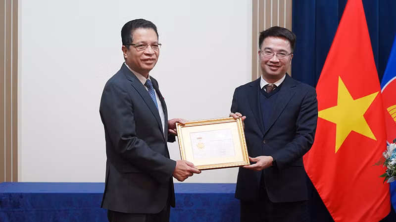Trao kỷ niệm chương “Vì thế hệ trẻ” tặng Đại sứ Việt Nam tại Nga Đặng Minh Khôi. (Ảnh: XUÂN HƯNG)