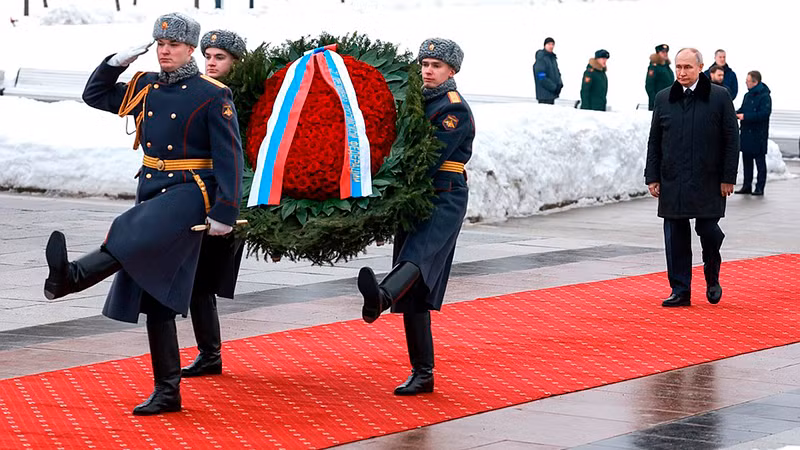 Tổng thống Nga Vladimir Putin đặt hoa tại Tượng đài Mẹ Tổ quốc ở Nghĩa trang tưởng niệm Piskaryov. (Ảnh: KREMLIN.RU)