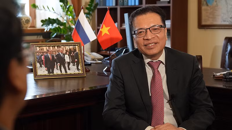 Đại sứ Việt Nam tại Liên bang Nga Đặng Minh Khôi trả lời phỏng vấn phóng viên Báo Nhân Dân thường trú tại Nga. (Ảnh: NGUYỄN HOÀNG)