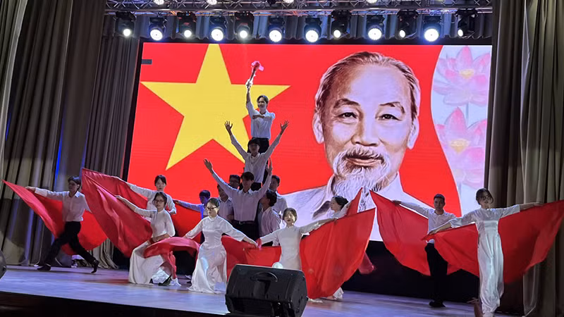 Tiết mục biểu diễn của sinh viên Việt Nam tại Ngày hội hữu nghị các dân tộc được tổ chức tại UrFU.