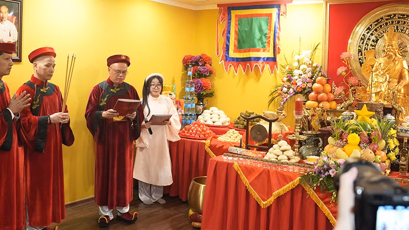 Ông Nguyễn Cảnh Hồng Lĩnh, Phó Chủ tịch Liên hiệp Các tổ chức người Việt Nam tại Liên bang Nga khai Lễ Đàn. (Ảnh: XUÂN HƯNG) Ông Nguyễn Cảnh Hồng Lĩnh, Phó Chủ tịch Liên hiệp Các tổ chức người Việt Nam tại Liên bang Nga khai Lễ Đàn. (Ảnh: XUÂN HƯNG)