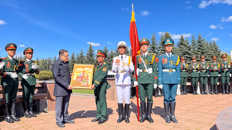 Đại sứ Việt Nam tại Liên bang Nga Đặng Minh Khôi thăm, động viên đoàn Quân đội nhân dân Việt Nam đang luyện tập ở thủ đô Moskva để tham gia Lễ duyệt binh tại Quảng trường Đỏ ngày 9/5. (Ảnh: XUÂN HƯNG)