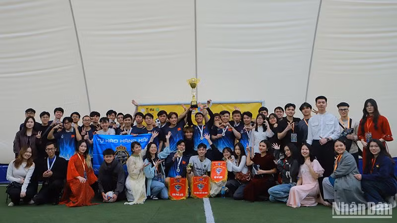 Trao cúp vô địch cho đội FC Hàng hải.