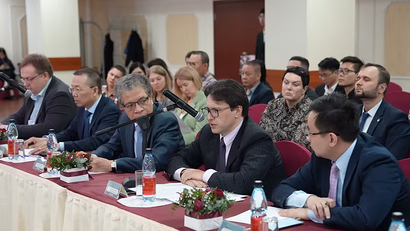 Phó Vụ trưởng Luật pháp Ngân hàng Trung ương Nga Borishenko Andrei phát biểu tại Hội thảo. (Ảnh: XUÂN HƯNG)
