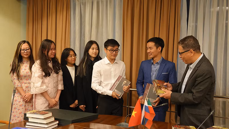 Đại sứ Đặng Minh Khôi trao tặng sách sinh viên Việt Nam tại Kazan. (Ảnh: XUÂN HƯNG)