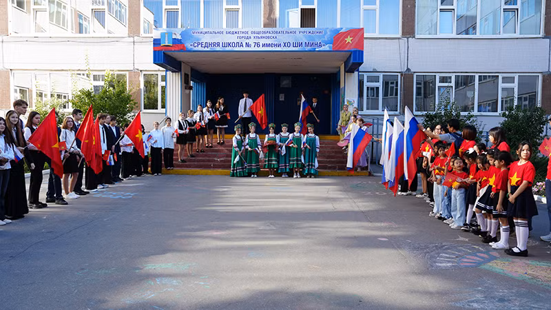 Trường phổ thông mang tên Chủ tịch Hồ Chí Minh tại thành phố Ulyanovsk. (Ảnh: XUÂN HƯNG) Trường phổ thông mang tên Chủ tịch Hồ Chí Minh tại thành phố Ulyanovsk. (Ảnh: XUÂN HƯNG)