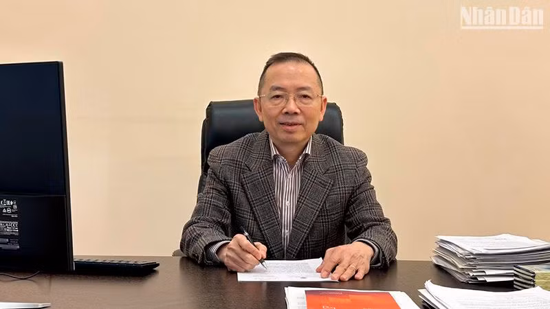 Tham tán Thương mại Việt Nam tại Liên bang Nga Dương Hoàng Minh trả lời phỏng vấn phóng viên Báo Nhân Dân thường trú tại Nga. (Ảnh: XUÂN HƯNG)