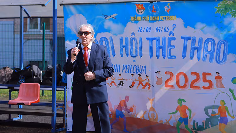 Thầy Vladimir Belousov, đại diện Đại học Bách khoa Saint Petersburg, phát biểu tại lễ khai mạc.