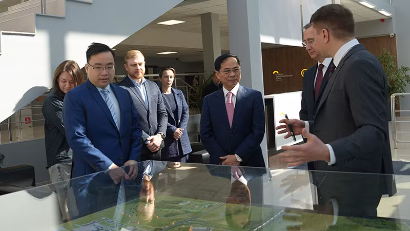Phó Thủ tướng, Bộ trưởng Ngoại giao Bùi Thanh Sơn nghe giới thiệu về Khu kinh tế đặc biệt “Kaluga”. (Ảnh: XUÂN HƯNG)