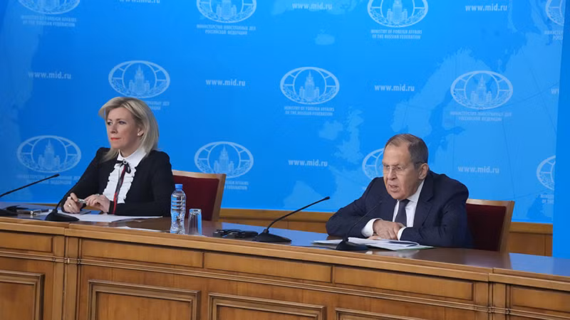 Bộ trưởng Ngoại giao Nga Sergey Lavrov và Người phát ngôn Bộ Ngoại giao Nga Maria Zakharova tại cuộc họp báo thường niên. Bộ trưởng Ngoại giao Nga Sergey Lavrov và Người phát ngôn Bộ Ngoại giao Nga Maria Zakharova tại cuộc họp báo thường niên.