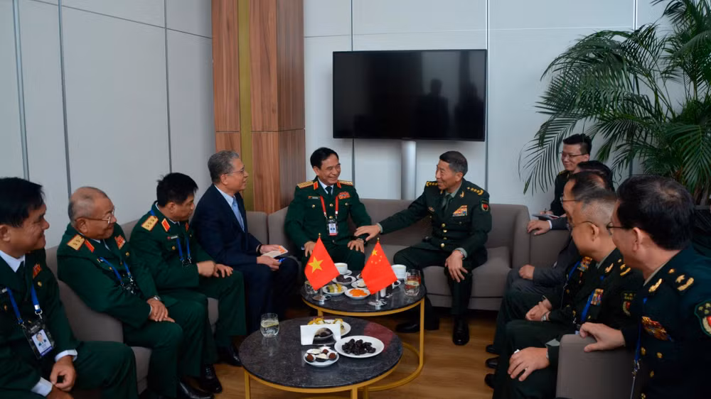 Bộ trưởng Quốc phòng Việt Nam Phan Văn Giang gặp Bộ trưởng Quốc phòng Trung Quốc Lý Thượng Phúc bên lề MCIS-11. Bộ trưởng Quốc phòng Việt Nam Phan Văn Giang gặp Bộ trưởng Quốc phòng Trung Quốc Lý Thượng Phúc bên lề MCIS-11.