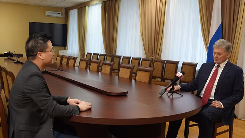 Phóng viên Báo Nhân Dân thường trú tại Nga phỏng vấn ông Dmitry Peskov nhân kỷ niệm 75 năm thiết lập quan hệ ngoại giao giữa Việt Nam và Liên bang Nga. (Ảnh: NGUYỄN HOÀNG)