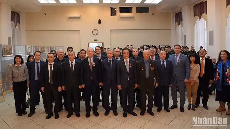 Các đại biểu chụp ảnh lưu niệm. (Ảnh: XUÂN HƯNG)