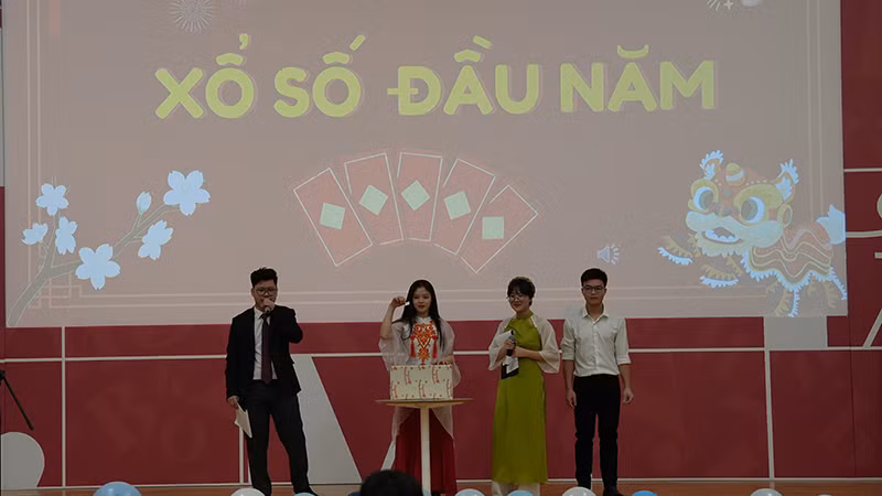 Chương trình xổ số đầu năm sôi động, vui vẻ. Ảnh: XUÂN HƯNG Chương trình xổ số đầu năm sôi động, vui vẻ. Ảnh: XUÂN HƯNG