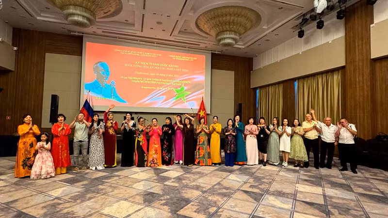 Biểu diễn văn nghệ chào mừng Quốc khánh.