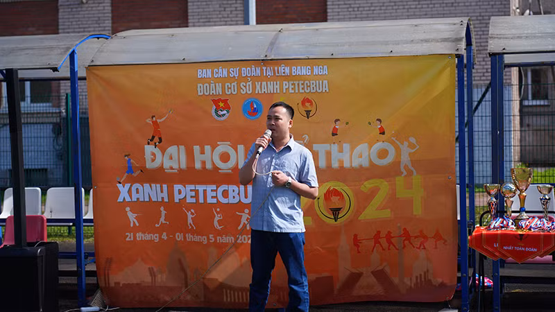 Ông Võ Nguyên Giáp, Bí thư Đảng ủy Đảng bộ Bộ phận Saint Petersburg phát biểu tại sự kiện. (Ảnh: XUÂN THÌN) Ông Võ Nguyên Giáp, Bí thư Đảng ủy Đảng bộ Bộ phận Saint Petersburg phát biểu tại sự kiện. (Ảnh: XUÂN THÌN)