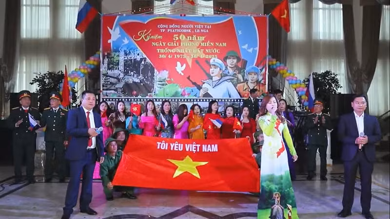 Người Việt Nam tại thành phố Pyatigorsk của Liên bang Nga tổ chức lễ kỷ niệm 50 năm Ngày Giải phóng hoàn toàn miền nam, thống nhất đất nước.