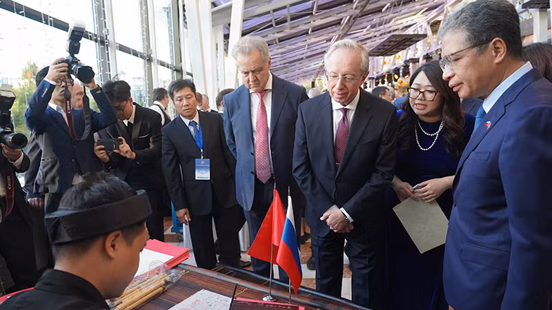 Đại sứ Đặng Minh Khôi cùng Thứ trưởng Ngoại giao Nga Mikhail Galuzin, Chủ nhiệm Ủy ban Đối ngoại thành phố Saint Petersburg Evgeny Grigoriev xem viết thư pháp tại Lễ kỷ niệm 78 năm Quốc khánh Việt Nam tại Liên bang Nga. (Ảnh: XUÂN HƯNG)