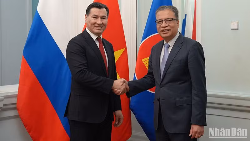 Đại sứ Đặng Minh Khôi (phải) và người đứng Cộng hòa Kalmykia Batu Khasikov chụp ảnh lưu niệm. (Ảnh: XUÂN HƯNG)