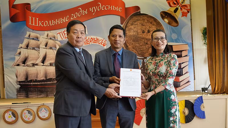Bà Mai Nguyễn Tuyết Hoa, phụ trách bộ phận giáo dục Đại sứ quán Việt Nam tại Liên bang Nga trao thư chúc mừng của Đại sứ Đặng Minh Khôi cho đại diện Quỹ thúc đẩy hợp tác Nga-Việt "Truyền thống và hữu nghị" và Hội người Việt Nam "Đoàn kết" tại Ulyanovsk. (Ảnh: XUÂN HƯNG) Bà Mai Nguyễn Tuyết Hoa, phụ trách bộ phận giáo dục Đại sứ quán Việt Nam tại Liên bang Nga trao thư chúc mừng của Đại sứ Đặng Minh Khôi cho đại diện Quỹ thúc đẩy hợp tác Nga-Việt "Truyền thống và hữu nghị" và Hội người Việt Nam "Đoàn kết" tại Ulyanovsk. (Ảnh: XUÂN HƯNG)