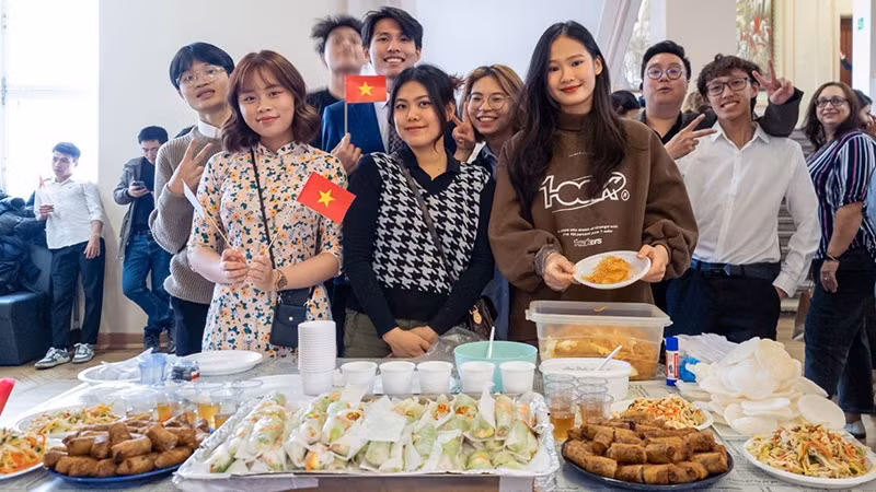 Gian hàng giới thiệu ẩm thực Việt Nam tại Ngày hội hữu nghị các dân tộc ở UrFU. Gian hàng giới thiệu ẩm thực Việt Nam tại Ngày hội hữu nghị các dân tộc ở UrFU.