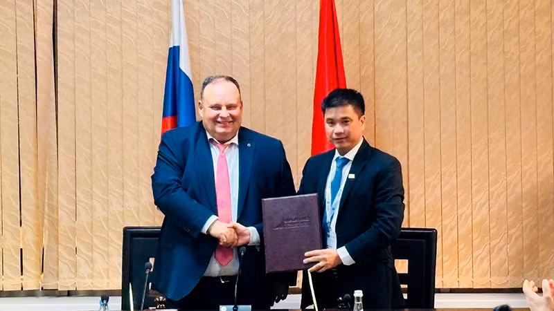 Lễ ký Quy chế Hiệp hội khối đại học kinh tế Nga-Việt. (Ảnh: XUÂN HƯNG)