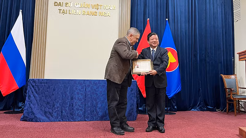 Trao kỷ niệm chương “Vì sự nghiệp văn học nghệ thuật Việt Nam” tặng Phó Giáo sư, Tiến sĩ Anatoly Sokolov. (Ảnh: XUÂN HƯNG)