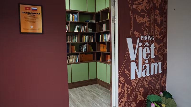 Cửa Phòng Việt Nam. (Ảnh: XUÂN HƯNG) Cửa Phòng Việt Nam. (Ảnh: XUÂN HƯNG)
