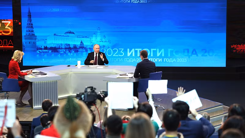 Các nhà báo đặt câu hỏi đối với Tổng thống Nga. (Ảnh: KREMLIN.RU)