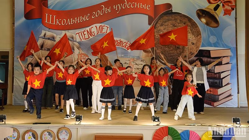 Tiết mục múa "Chào Việt Nam" do con em cộng đồng tại Ulyanovsk biểu diễn. (Ảnh: XUÂN HƯNG)