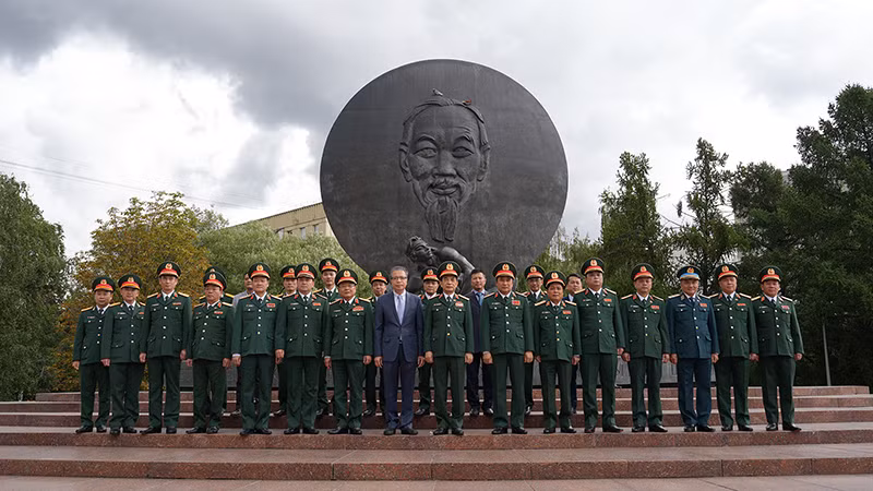 Bộ trưởng Quốc phòng Phan Văn Giang cùng các đại biểu chụp ảnh lưu niệm tại Tượng đài Chủ tịch Hồ Chí Minh tại thủ đô Moskva. (Ảnh: XUÂN HƯNG) Bộ trưởng Quốc phòng Phan Văn Giang cùng các đại biểu chụp ảnh lưu niệm tại Tượng đài Chủ tịch Hồ Chí Minh tại thủ đô Moskva. (Ảnh: XUÂN HƯNG)