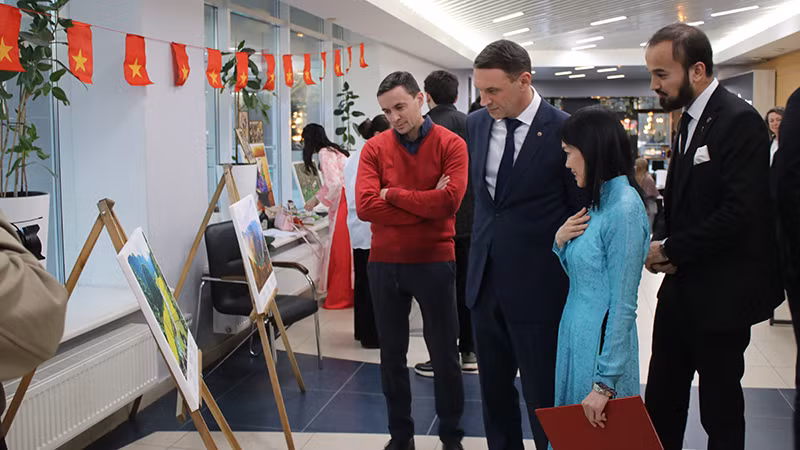 Tổng lãnh sự Việt Nam tại Ekaterinburg Nguyễn Mai Hường giới thiệu tới bạn bè Nga những hình ảnh về đất nước và con người Việt Nam.