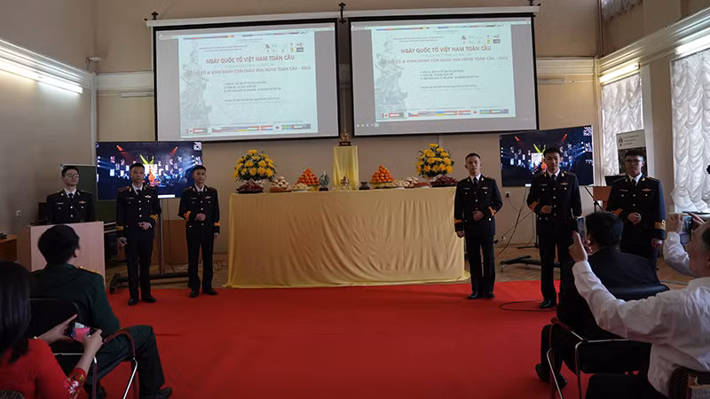 Tiết mục biểu diễn văn nghệ của học viên quân sự Việt Nam học tập tại thành phố Saint Petersburg. (Ảnh: XUÂN HƯNG) Tiết mục biểu diễn văn nghệ của học viên quân sự Việt Nam học tập tại thành phố Saint Petersburg. (Ảnh: XUÂN HƯNG)