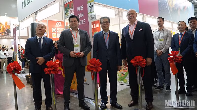 Khai trương gian hàng Việt Nam tại Worldfood Moscow 2024. (Ảnh: XUÂN HƯNG)