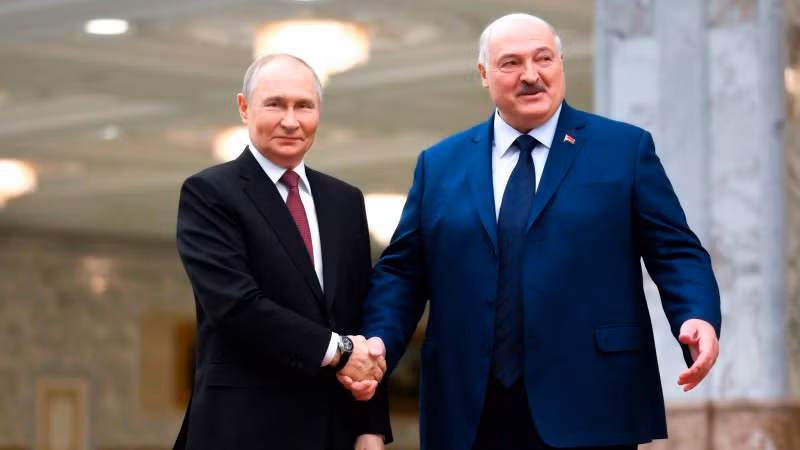 Tổng thống Nga Vladimir Putin và Tổng thống Belarus Alexander Lukashenko. (Ảnh: TASS)