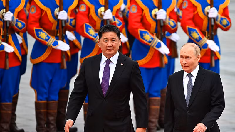 Hai nguyên thủ duyệt đội danh dự. (Ảnh KREMLIN.RU)