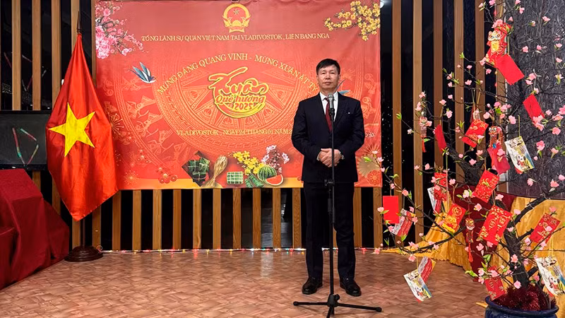 Tổng lãnh sự Việt Nam tại Vladivostok Nguyễn Đăng Hiền phát biểu. Tổng lãnh sự Việt Nam tại Vladivostok Nguyễn Đăng Hiền phát biểu.