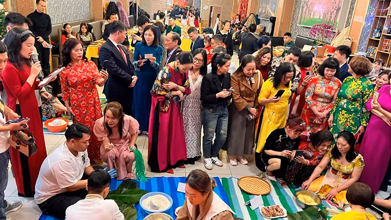 Bà con cộng đồng tham gia thi gói bánh chưng. Bà con cộng đồng tham gia thi gói bánh chưng.