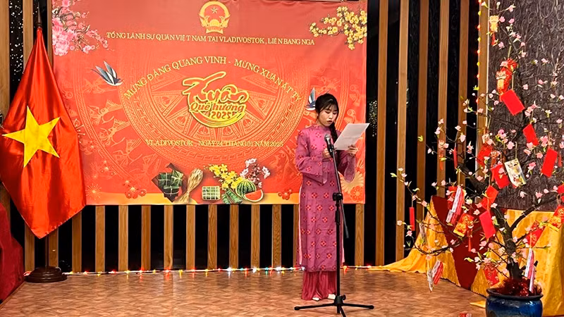 Bạn Nguyễn Thảo My, Bí thư Chi đoàn, Chủ tịch Hội sinh viên Việt Nam tại Vladivostok chia sẻ cảm xúc tại chương trình. Bạn Nguyễn Thảo My, Bí thư Chi đoàn, Chủ tịch Hội sinh viên Việt Nam tại Vladivostok chia sẻ cảm xúc tại chương trình.